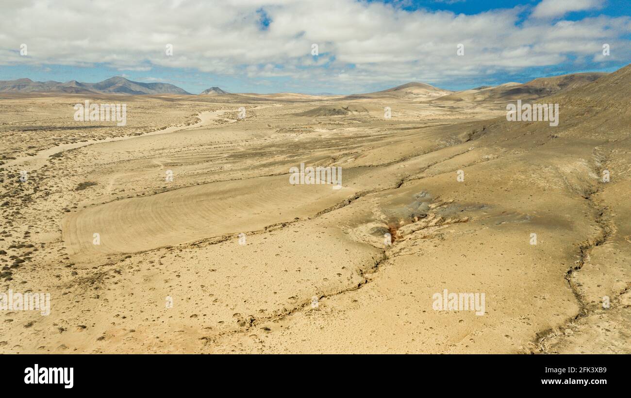 Photographie aérienne : vue par drone d'un paysage désertique avec des goulets d'érosion profonde Banque D'Images