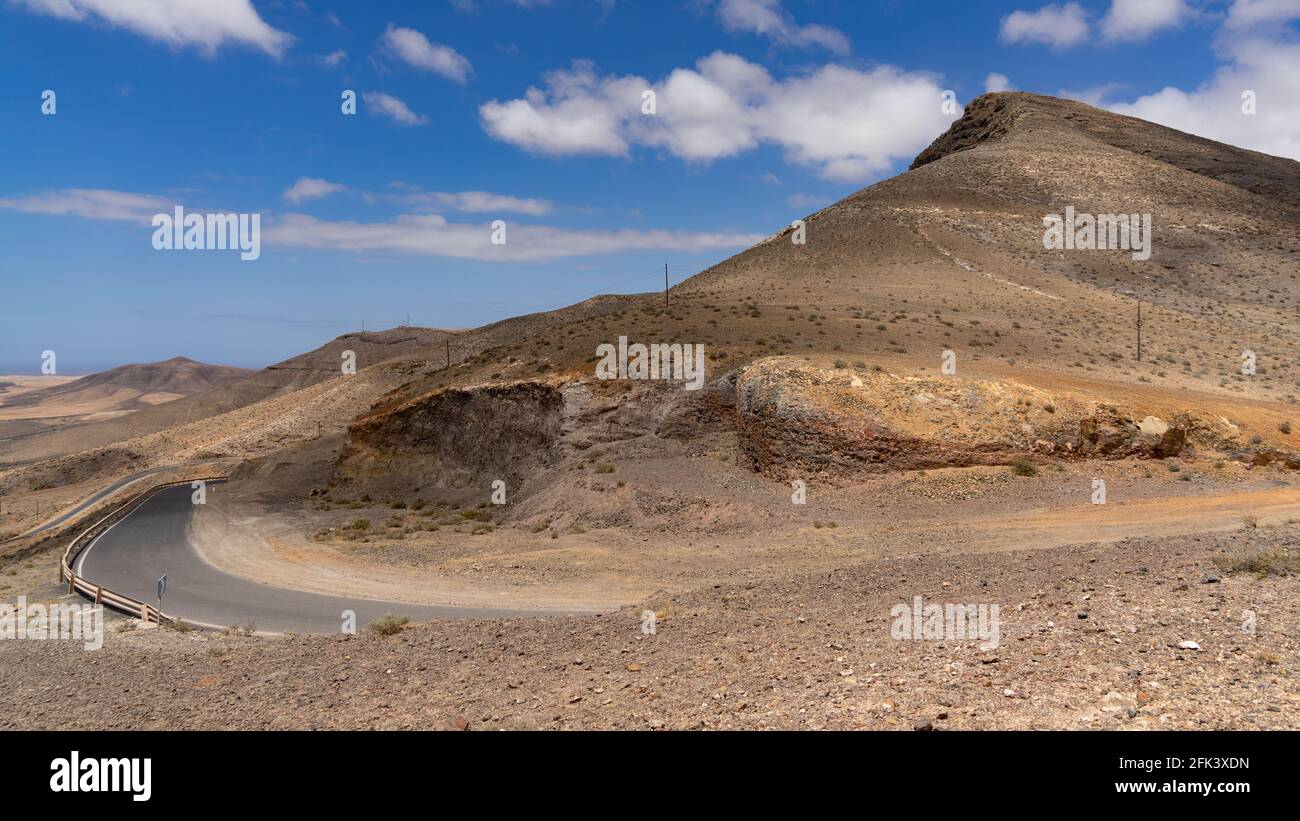 Routes modernes dans un paysage désertique Banque D'Images