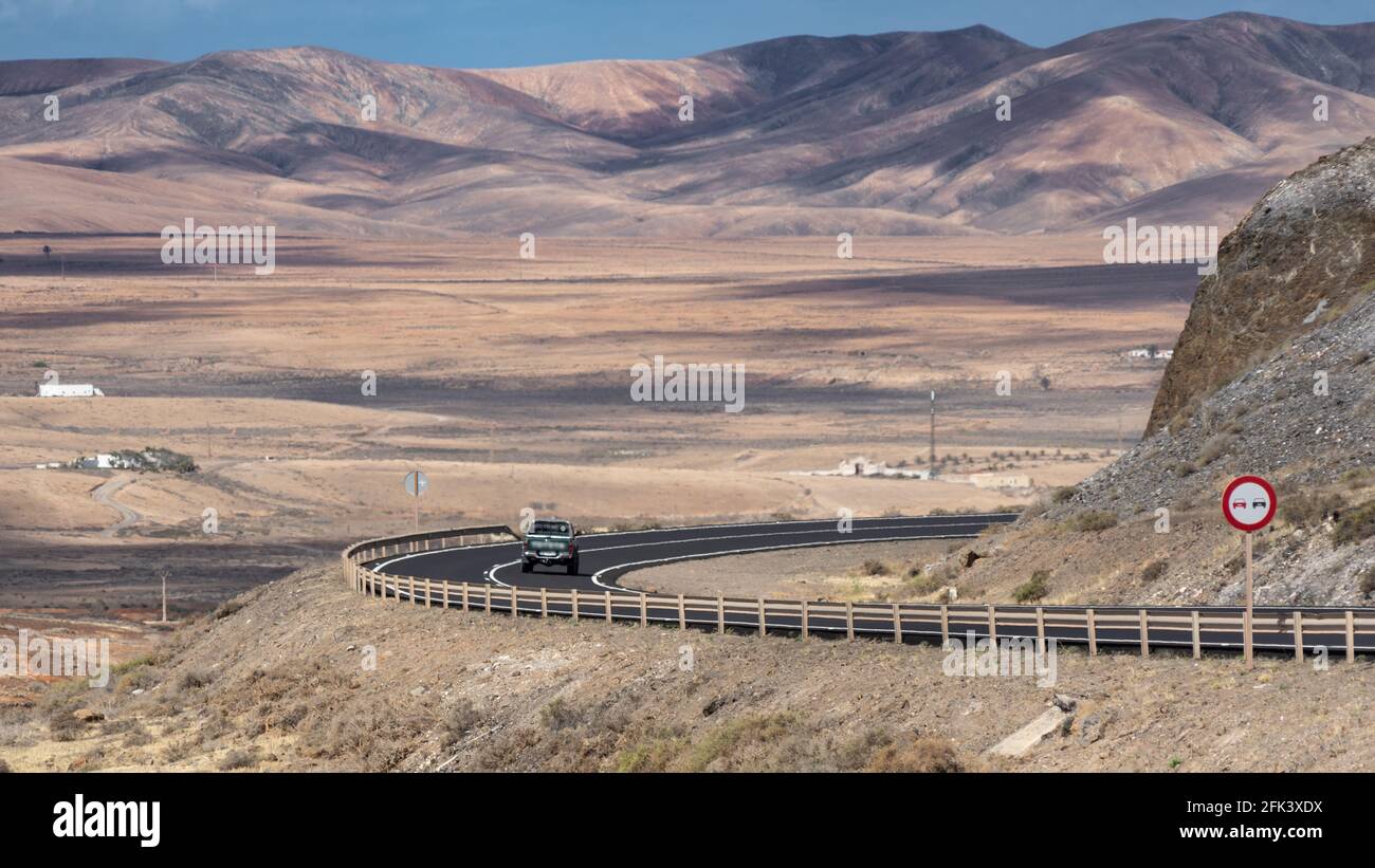 Routes modernes dans un paysage désertique Banque D'Images