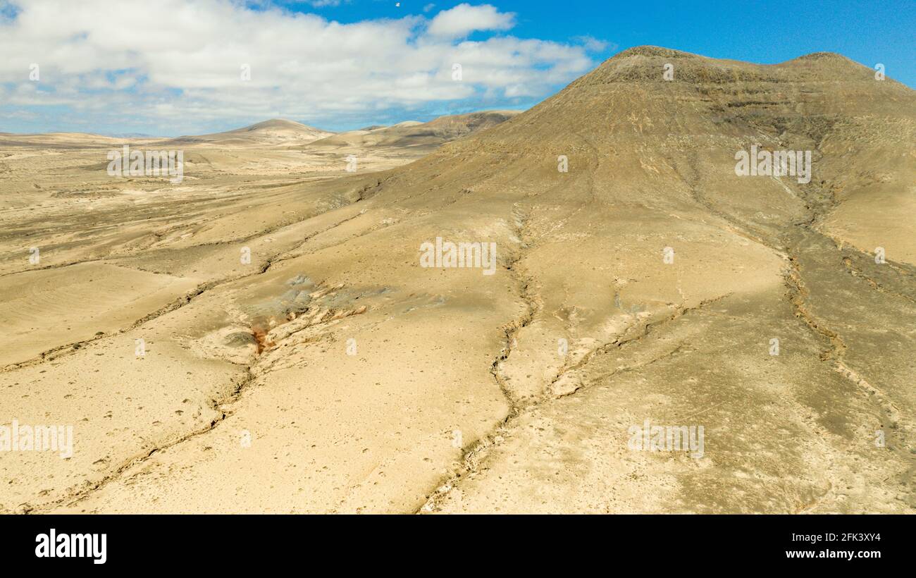 Photographie aérienne : vue par drone d'un paysage désertique avec des goulets d'érosion profonde Banque D'Images
