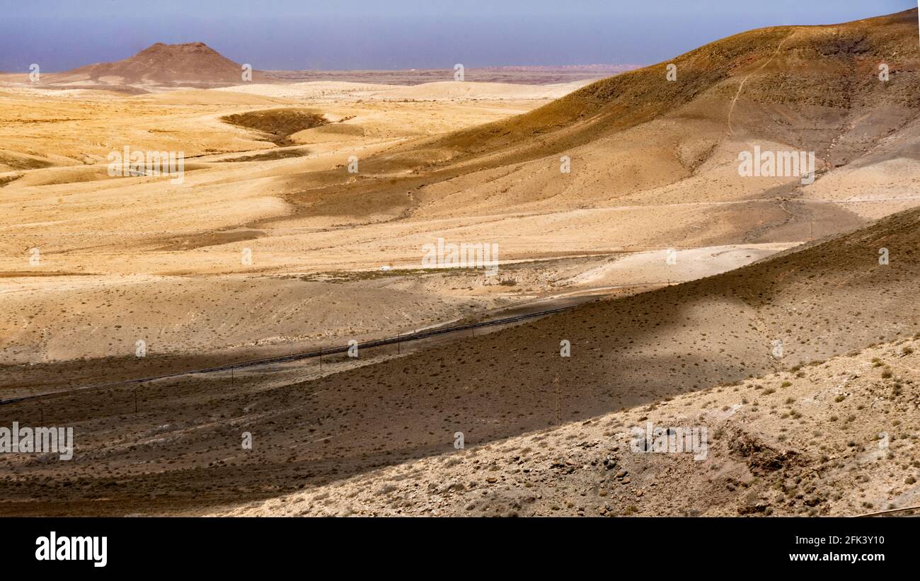 Photographie aérienne : vue d'un paysage désertique avec des ombres nuages Banque D'Images