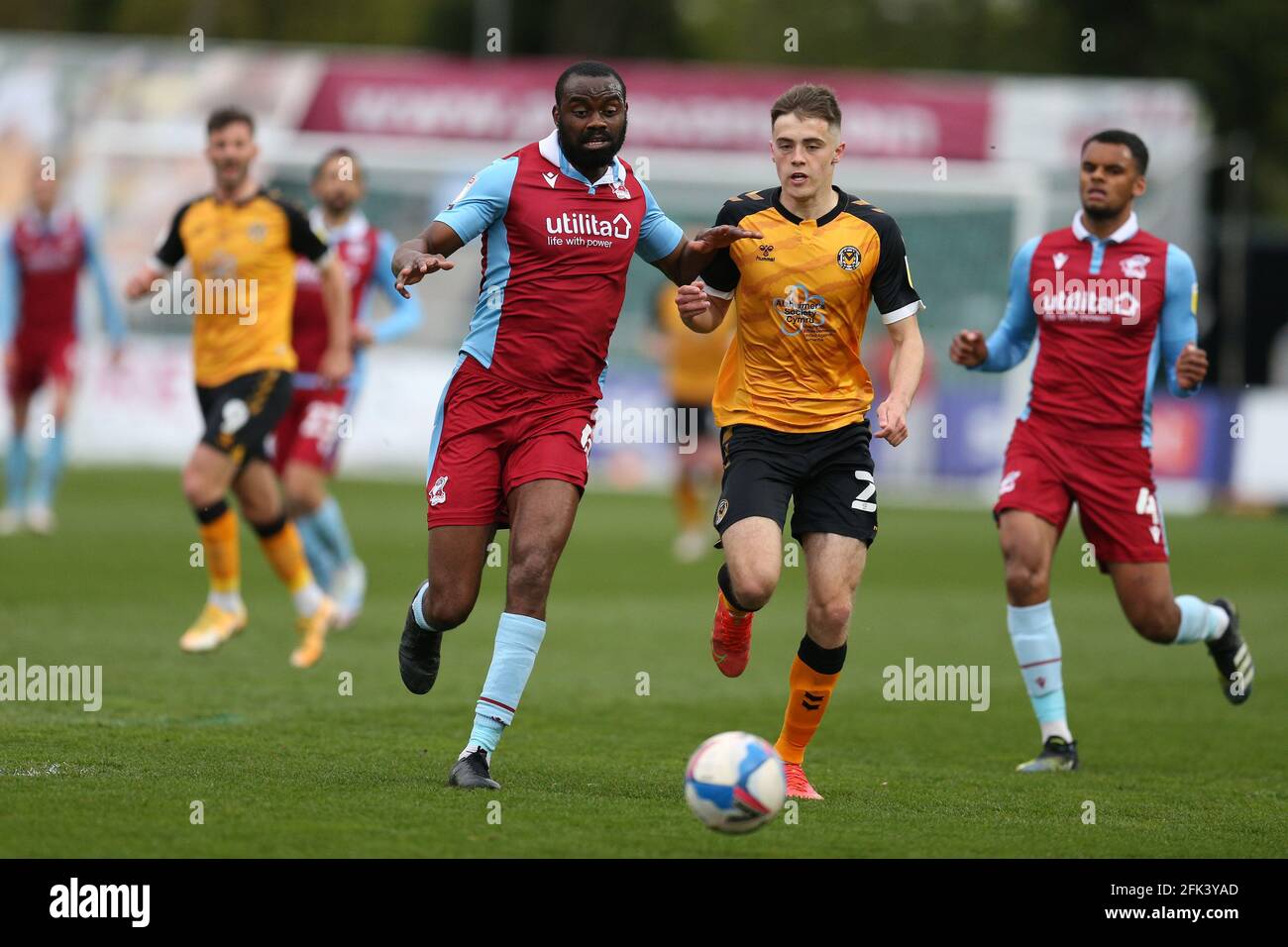 Newport, Royaume-Uni. 27 avril 2021. Emmanuel Onariase de Scunthorpe Utd (l) détient Lewis Collins du comté de Newport. EFL football League Two Match, Newport County v Scunthorpe Utd à Rodney Parade Newport, pays de Galles, le mardi 27 avril 2021. Cette image ne peut être utilisée qu'à des fins éditoriales. Utilisation éditoriale uniquement, licence requise pour une utilisation commerciale. Aucune utilisation dans les Paris, les jeux ou les publications d'un seul club/ligue/joueur. photo par Andrew Orchard /Alay Live News Banque D'Images