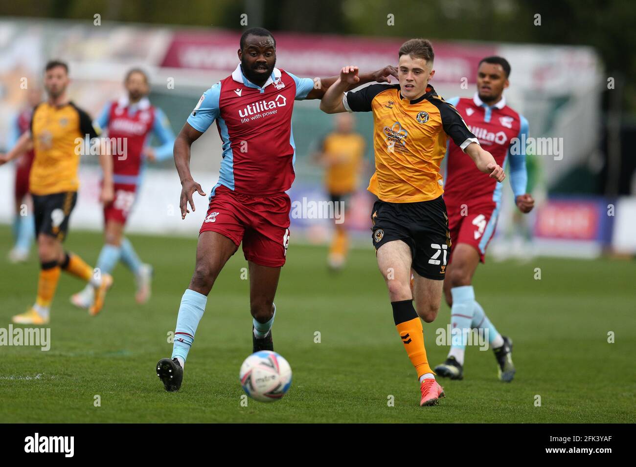 Newport, Royaume-Uni. 27 avril 2021. Emmanuel Onariase de Scunthorpe Utd (l) détient Lewis Collins du comté de Newport. EFL football League Two Match, Newport County v Scunthorpe Utd à Rodney Parade Newport, pays de Galles, le mardi 27 avril 2021. Cette image ne peut être utilisée qu'à des fins éditoriales. Utilisation éditoriale uniquement, licence requise pour une utilisation commerciale. Aucune utilisation dans les Paris, les jeux ou les publications d'un seul club/ligue/joueur. photo par Andrew Orchard /Alay Live News Banque D'Images