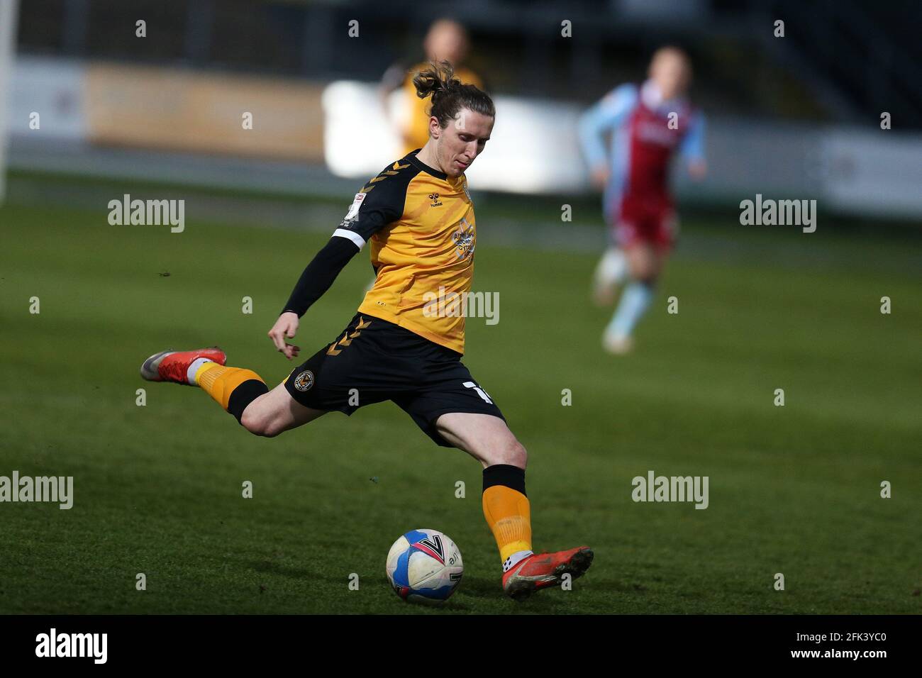 Newport, Royaume-Uni. 27 avril 2021. Aaron Lewis du comté de Newport en action. EFL football League Two Match, Newport County v Scunthorpe Utd à Rodney Parade Newport, pays de Galles, le mardi 27 avril 2021. Cette image ne peut être utilisée qu'à des fins éditoriales. Utilisation éditoriale uniquement, licence requise pour une utilisation commerciale. Aucune utilisation dans les Paris, les jeux ou les publications d'un seul club/ligue/joueur. photo par Andrew Orchard /Alay Live News Banque D'Images