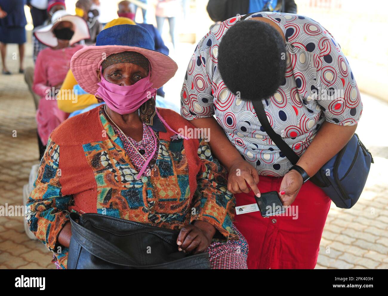 Des personnes âgées du village rural de Tooseng sont venues en chiffres pour assister au lancement d'une vaccination covid-19 lecteur Banque D'Images