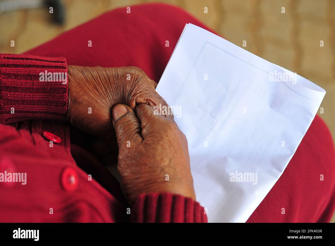 Des personnes âgées du village rural de Tooseng sont venues en chiffres pour assister au lancement d'une vaccination covid-19 lecteur Banque D'Images