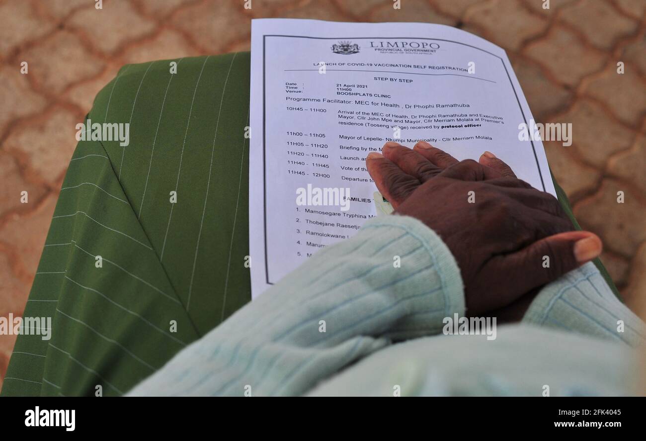 Des personnes âgées du village rural de Tooseng sont venues en chiffres pour assister au lancement d'une vaccination covid-19 lecteur Banque D'Images