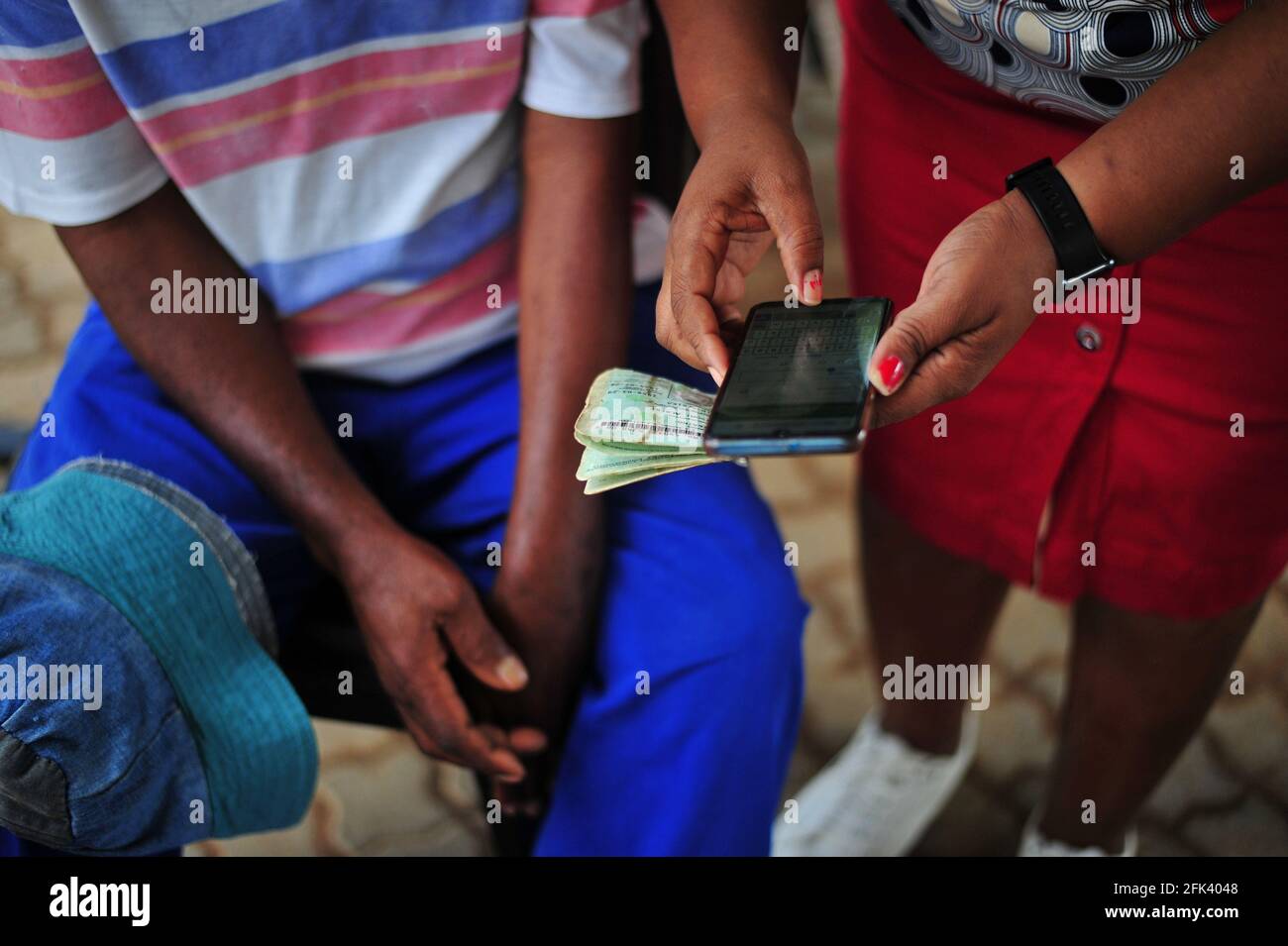 Des personnes âgées du village rural de Tooseng sont venues en chiffres pour assister au lancement d'une vaccination covid-19 lecteur Banque D'Images