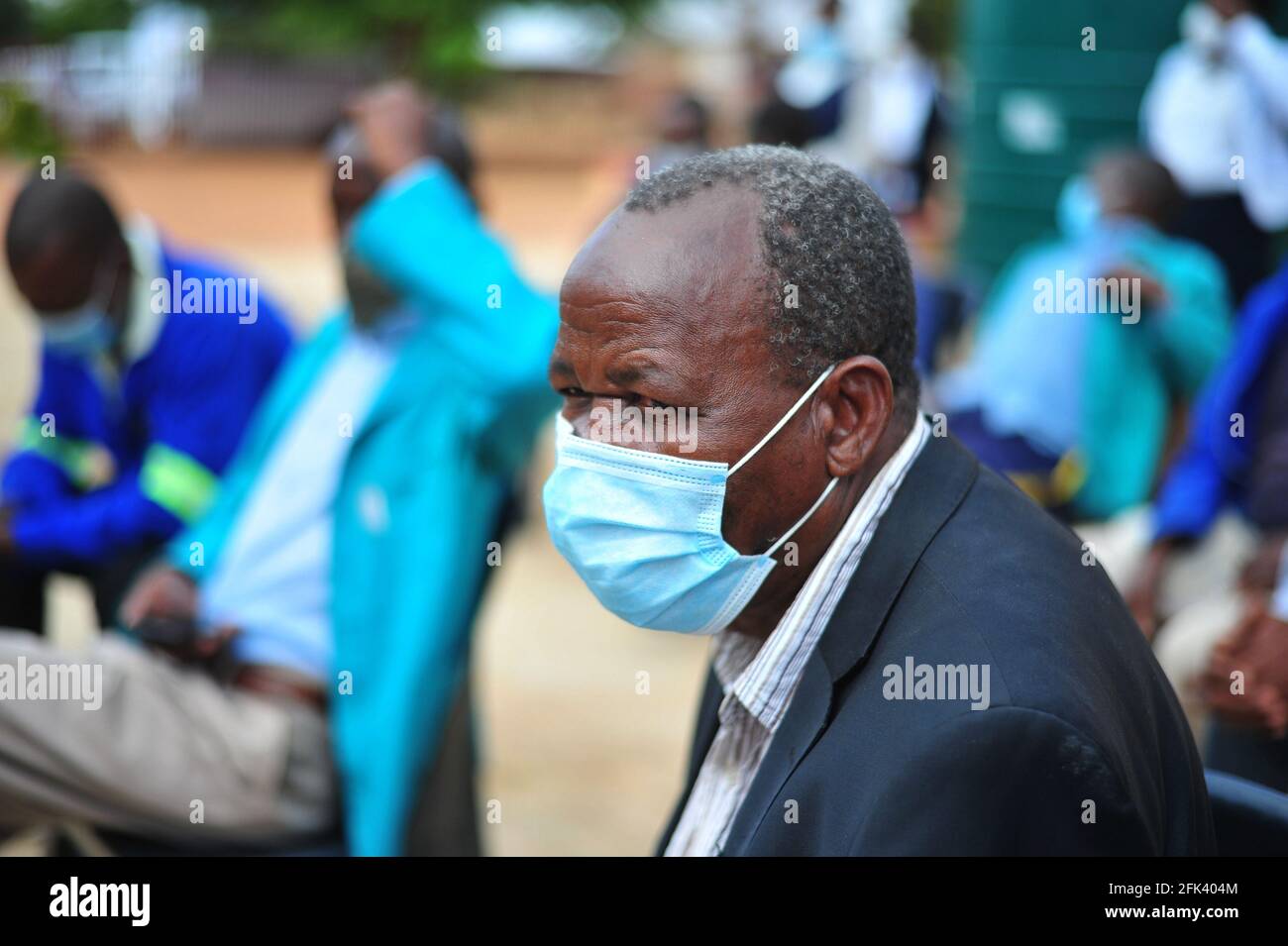 Des personnes âgées du village rural de Tooseng sont venues en chiffres pour assister au lancement d'une vaccination covid-19 lecteur Banque D'Images