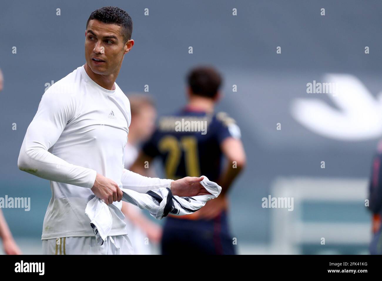 Cristiano Ronaldo de Juventus lance sa chemise de match à un balboy après  le coup de sifflet final de la série A match entre Juventus FC et Genoa  CFC. Juventus FC remporte