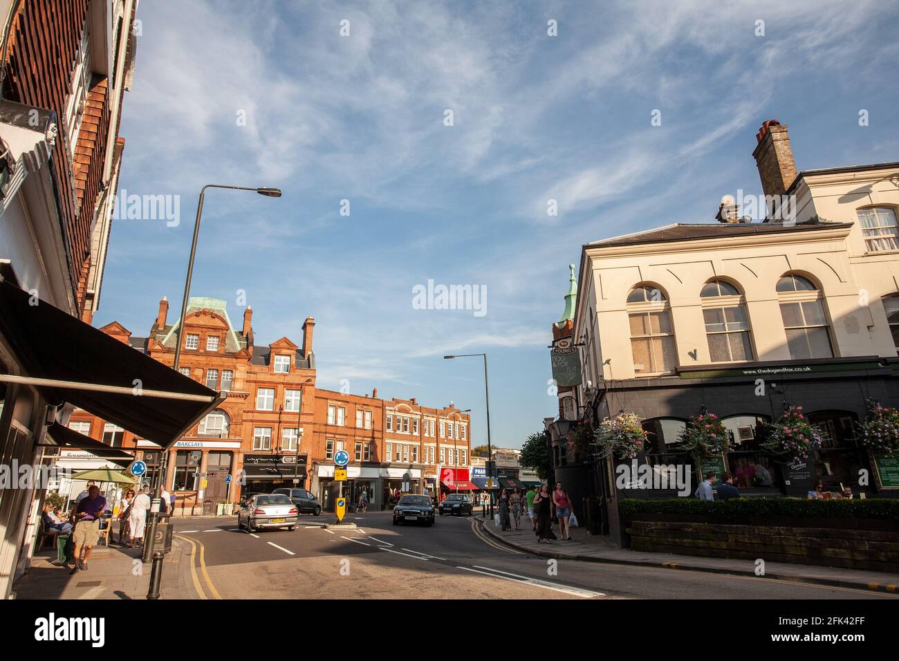 Wimbledon Village, qui accueille le tournoi de tennis Championships dans le sud-ouest de Londres, en Angleterre, au Royaume-Uni Banque D'Images