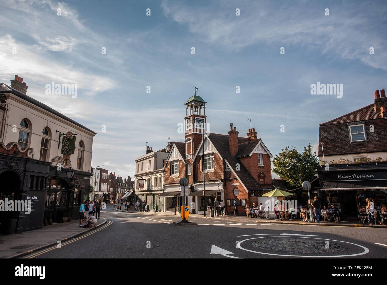 The Clock Tower à Wimbledon Village, qui accueille le tournoi de tennis du championnat dans le sud-ouest de Londres, en Angleterre, au Royaume-Uni Banque D'Images