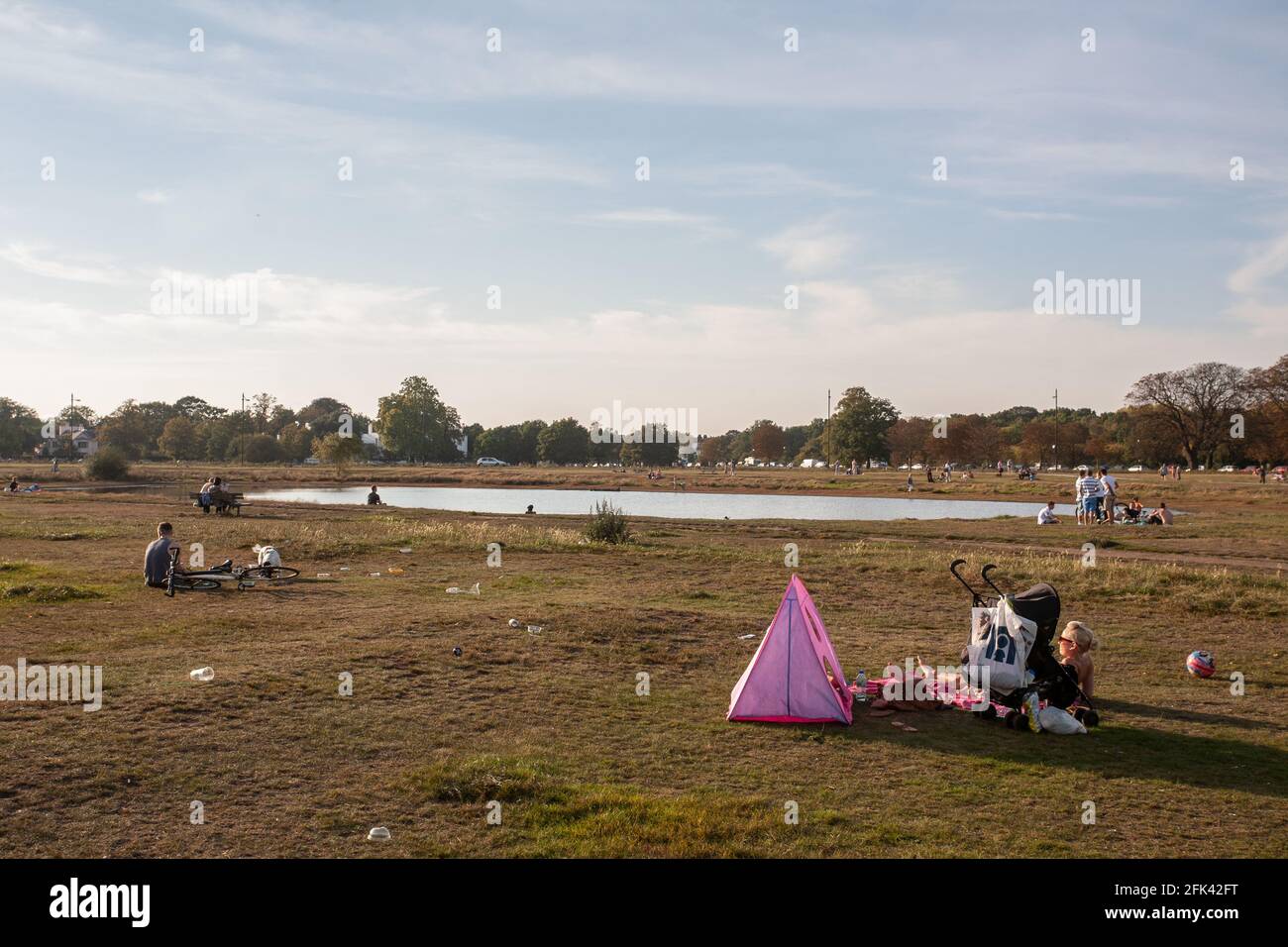 Rushmere Pond, dans le village de Wimbledon, qui accueille le tournoi de tennis du championnat dans le sud-ouest de Londres, en Angleterre, au Royaume-Uni Banque D'Images