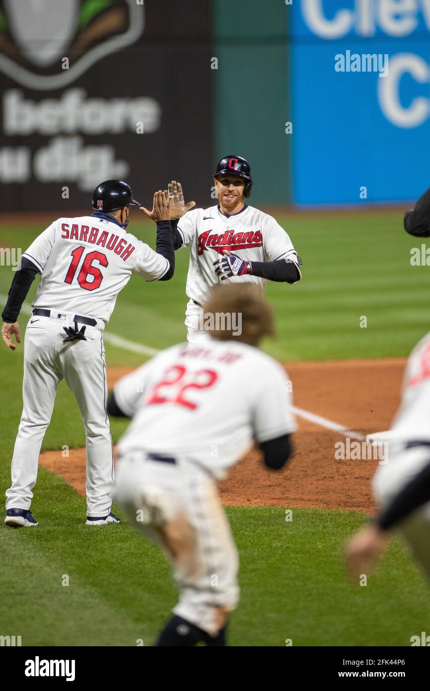 Jordan Lulolow, le vrai fieleur des Cleveland Indians, est en marche à l'extérieur lors d'un match de la saison régulière de la MLB contre les Twins du Minnesota, le lundi 26 avril Banque D'Images