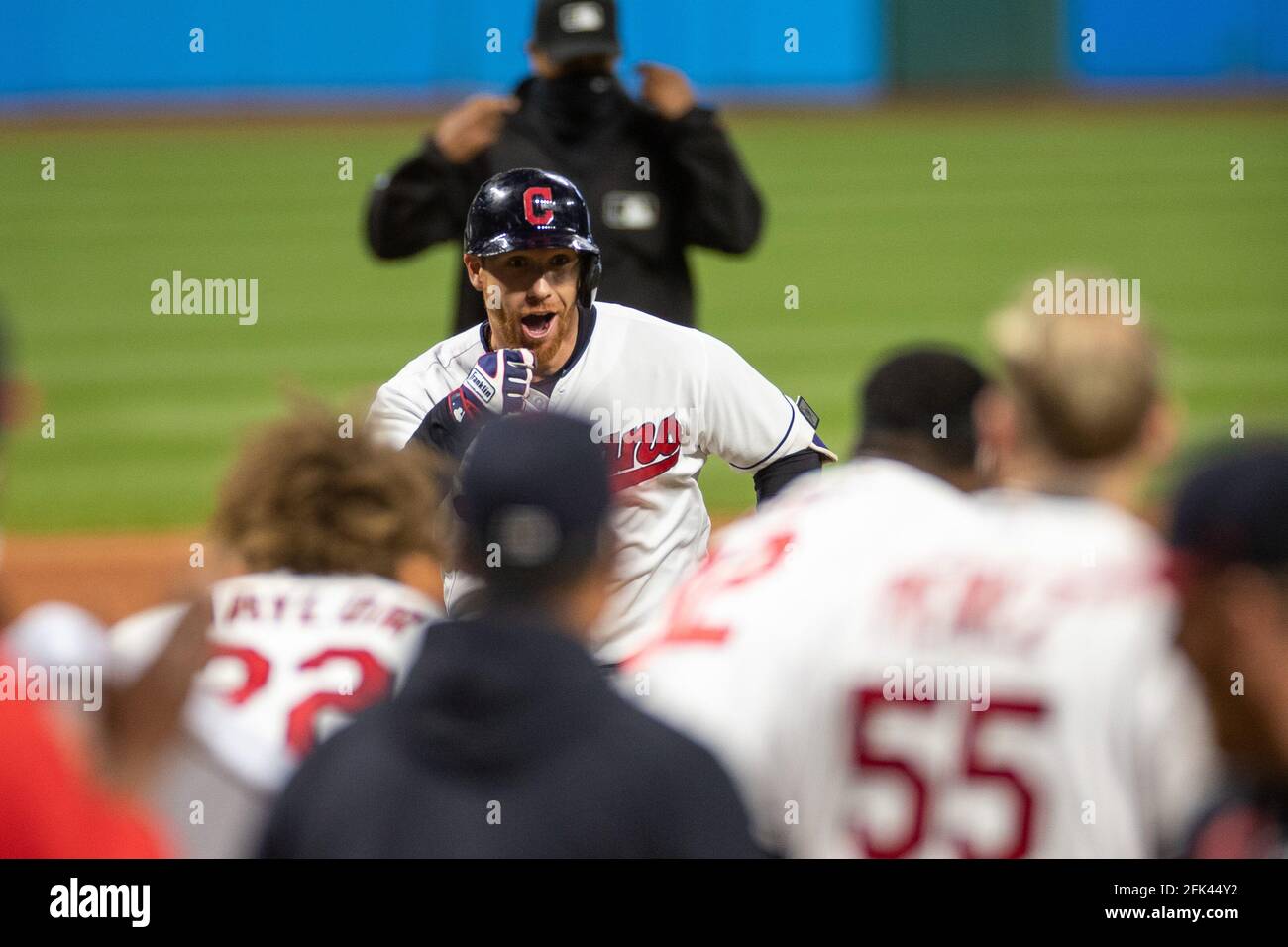 Jordan Lulolow, le vrai fieleur des Cleveland Indians, est en marche à l'extérieur lors d'un match de la saison régulière de la MLB contre les Twins du Minnesota, le lundi 26 avril Banque D'Images