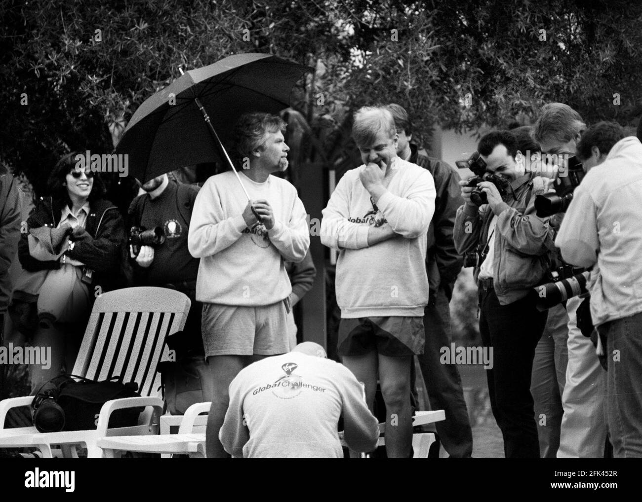 Richard Branson et Per Lindstrand son copilote dans son le vol en montgolfière sans escale dans le monde a été retardé À Marrakech par la pluie Banque D'Images