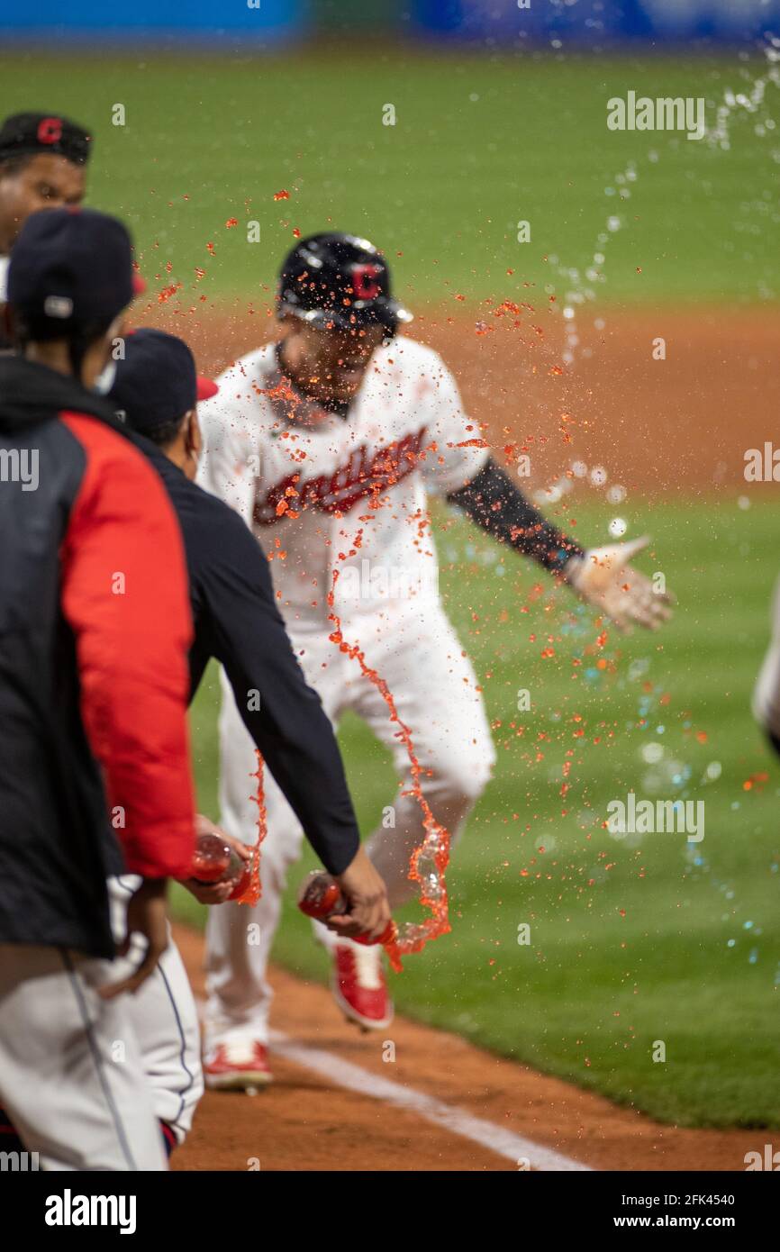 Jordan Lulolow, le vrai fieleur des Cleveland Indians, est en marche à l'extérieur lors d'un match de la saison régulière de la MLB contre les Twins du Minnesota, le lundi 26 avril Banque D'Images