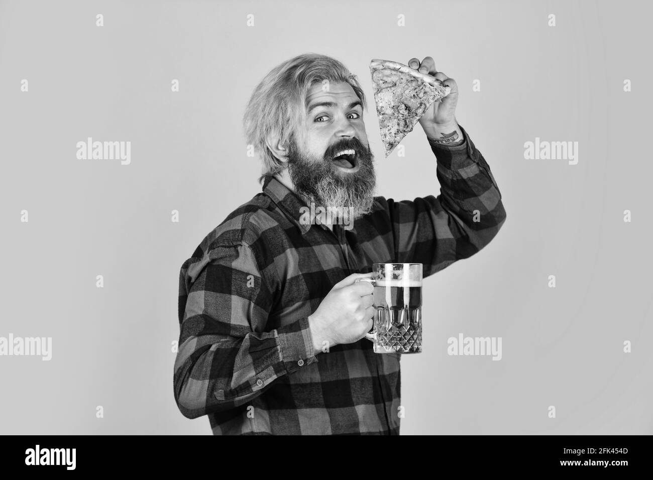 Verre de bière et de pizza. Regarder le football à la télévision. Restauration rapide. Bonne barbe avec bière et pizza. Cuisine italienne. l'italie est là. Un gars qui boit au bar Banque D'Images