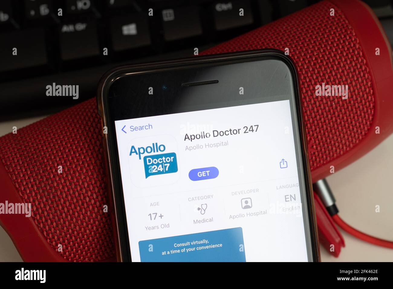 New York, Etats-Unis - 26 avril 2021 : logo de l'application mobile Apollo Doctor 247, téléphone avec icône, Editorial Banque D'Images