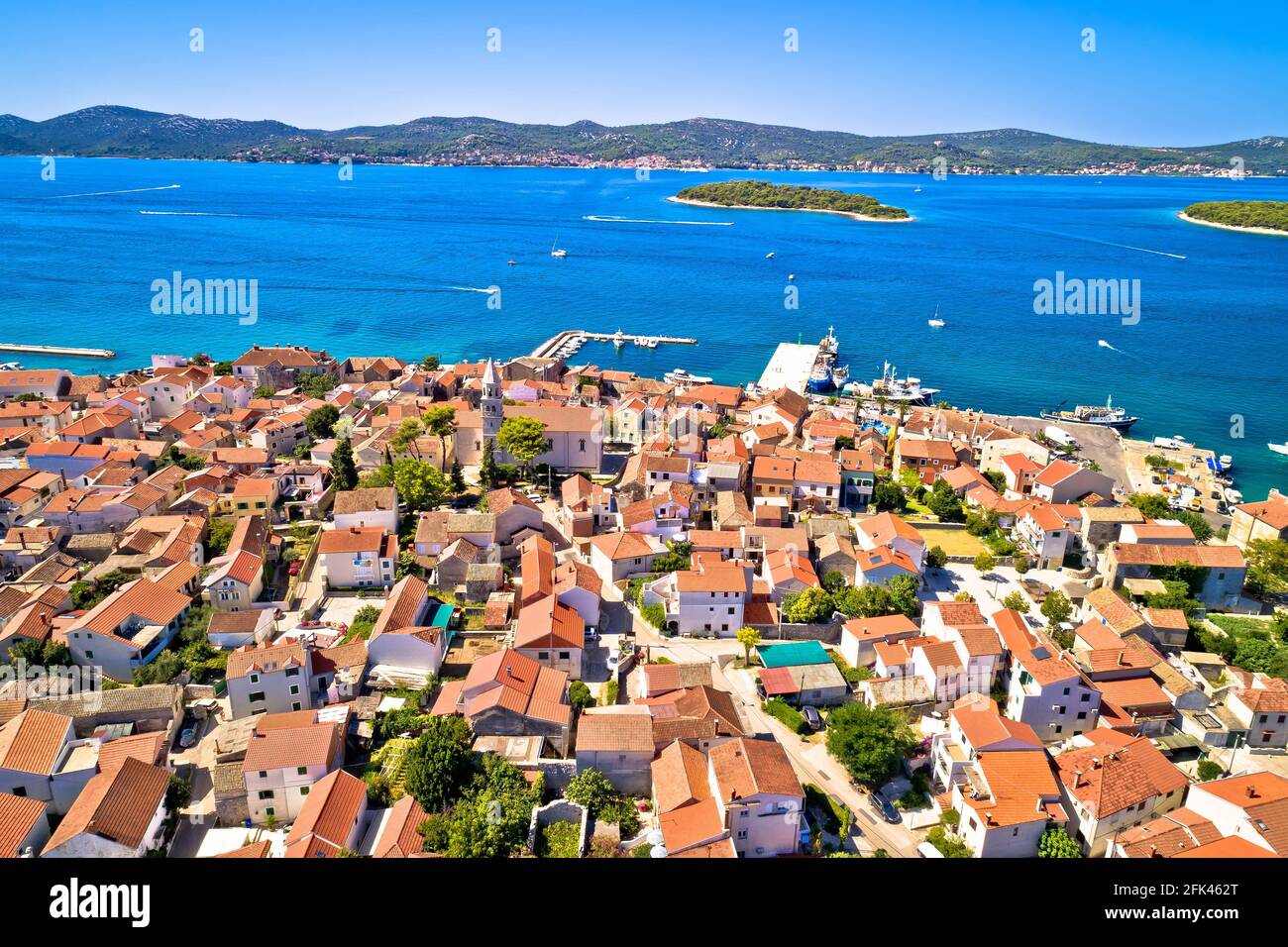 Biograd na Moru ville côtière historique et île de Pasman vue aérienne, archipel de Dalmatie en Croatie Banque D'Images