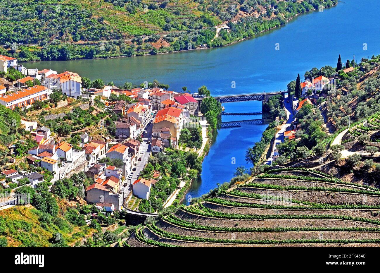 Vue aérienne sur le fleuve Douro et le village de Pinhao, Portugal Banque D'Images