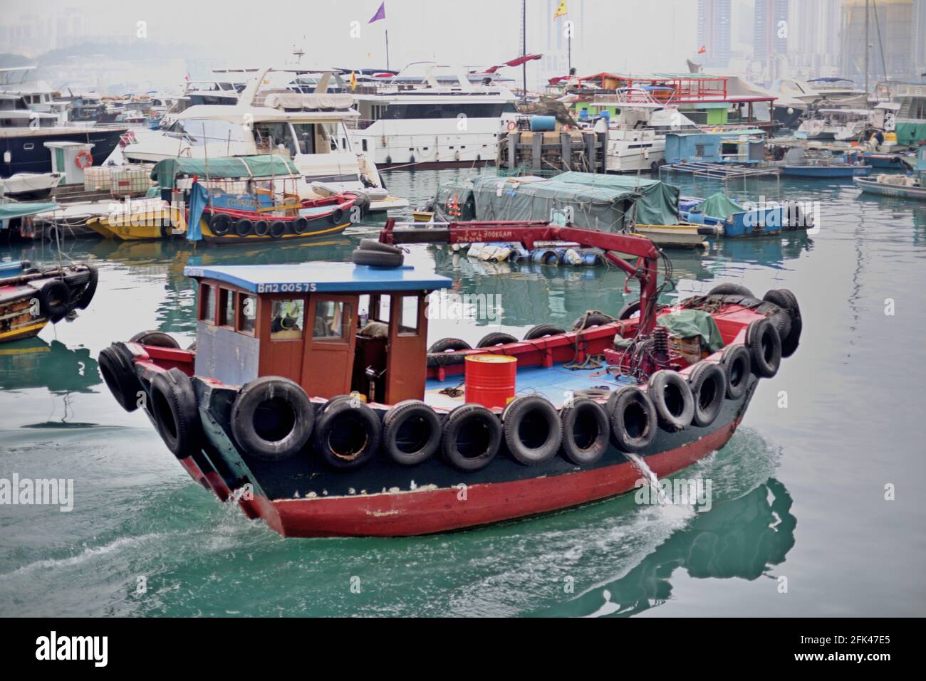 Petit bateau Sam Pan avec grue à Shau Kei WAN Shelter, Hong Kong Banque D'Images