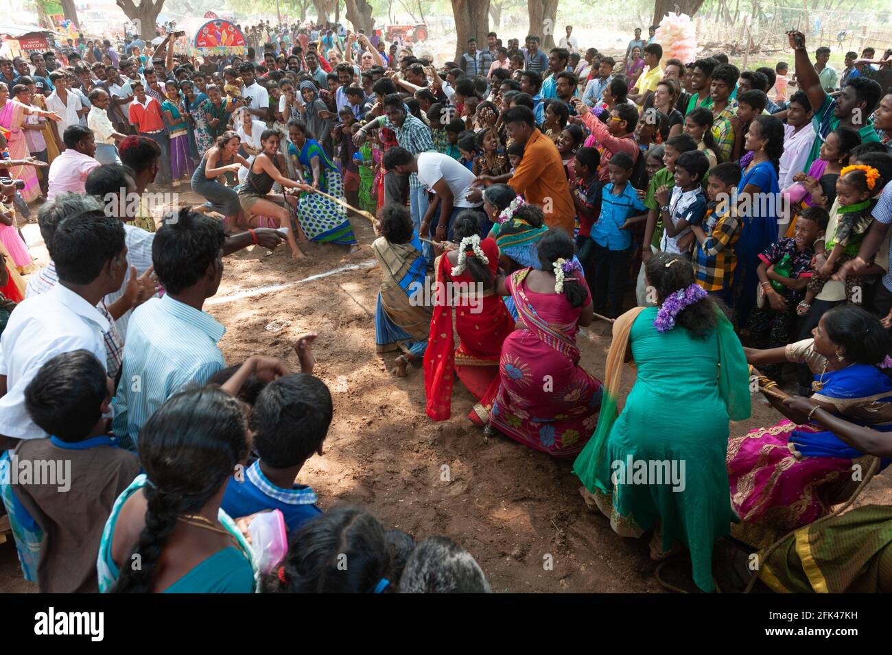 KUILAPALAYAM, INDE - janvier 2017 : tug de guerre pour les femmes pendant les jours de Pongal Banque D'Images