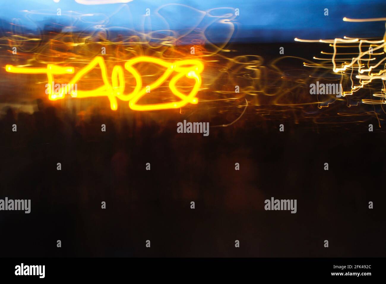 Signe Taize la nuit avec des lumières Banque D'Images