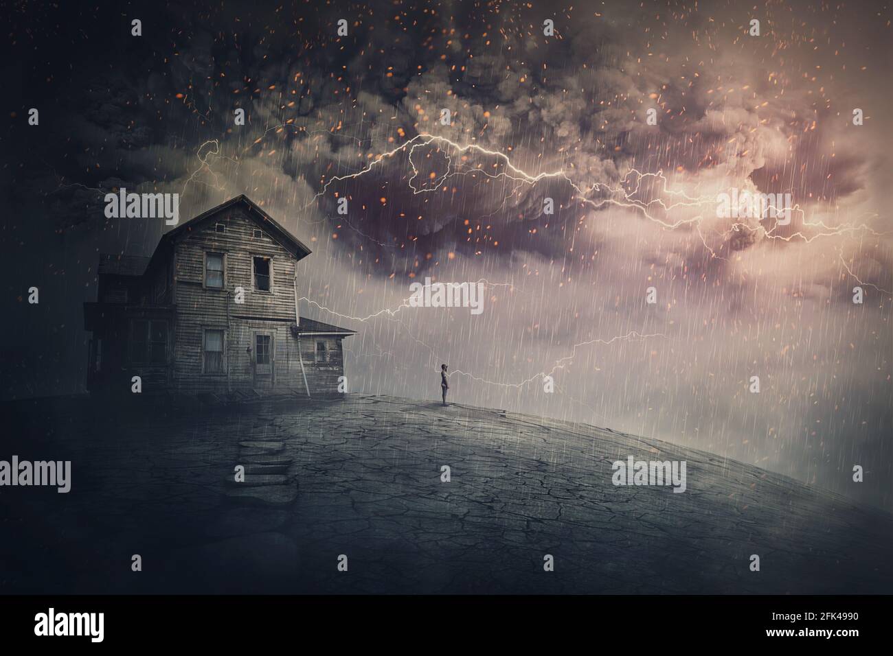 Scène de tempête effrayante avec des éclairs effrayants sur une terre fantôme avec une maison hantée et un fantôme de personne debout sous la pluie. Hôtel particulier désolé faisant face à une h Banque D'Images