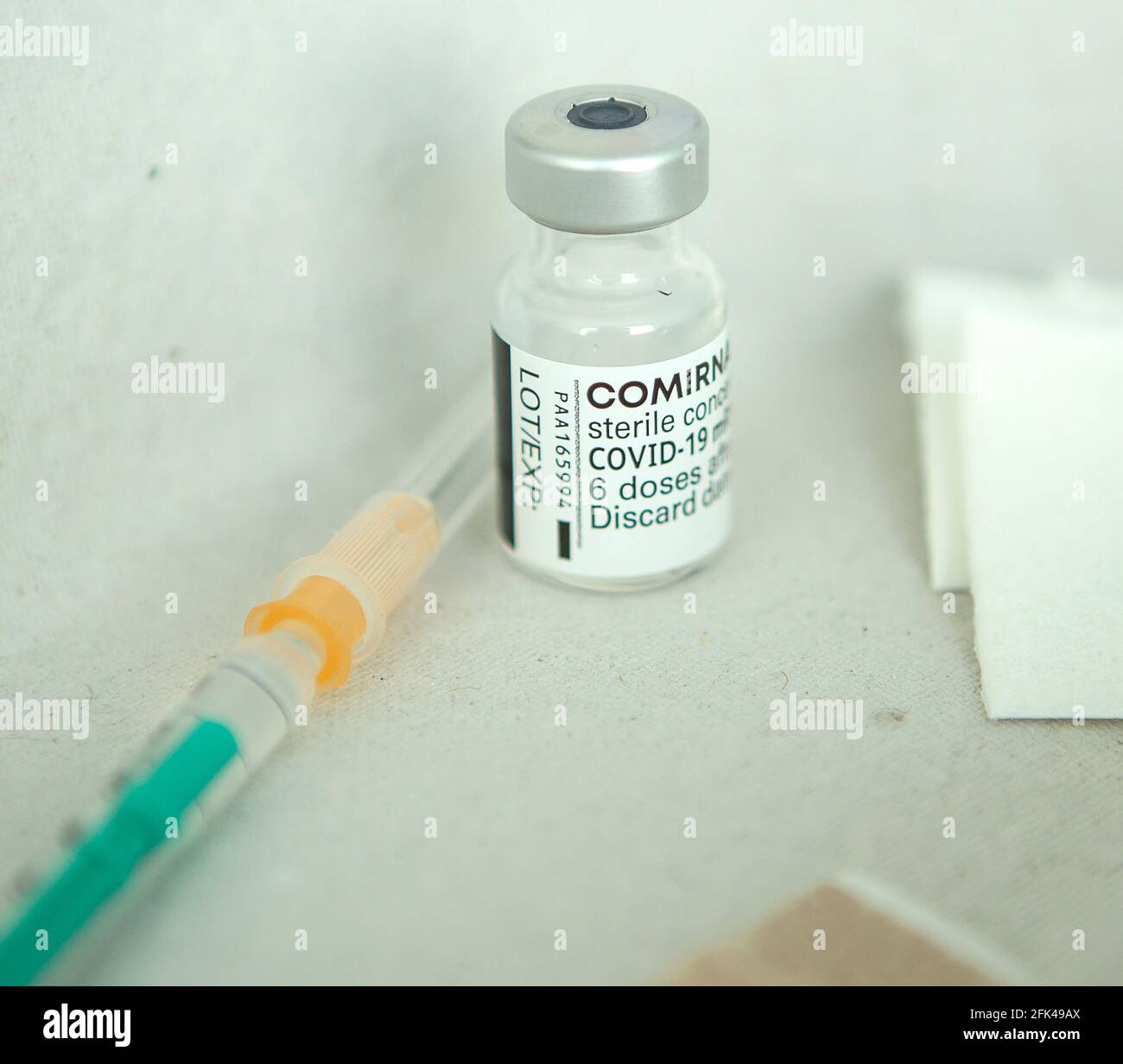 Imfung gegen Covid 19 / Corona mit dem Impfstoff von Biontech / Pfizer BEI der Hausarztpraxis Dr. RUF à Düsseldorf Banque D'Images