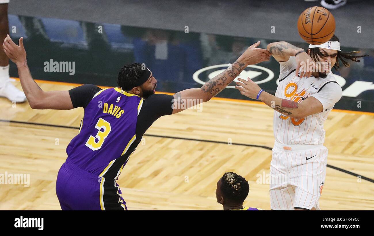 ÉTATS-UNIS. 26 avril 2021. Le garde d'Orlando Cole Anthony (50) passe la balle alors qu'il est confronté par le grand homme de Lakers Anthony Davis le lundi soir, le 26 avril 2021, au Amway Centre à Orlando, en Floride. (Photo de Stephen M. Dowell/Orlando Sentinel/TNS/Sipa USA) crédit: SIPA USA/Alay Live News Banque D'Images