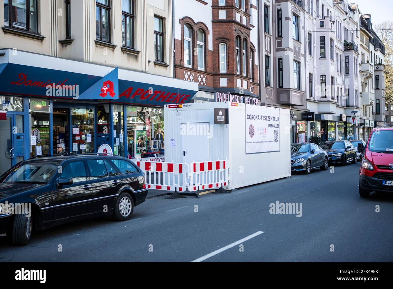 Container für Covid19-Schnelltest an der Luegallee in Düsseldorf vor einer Apotheke. Banque D'Images