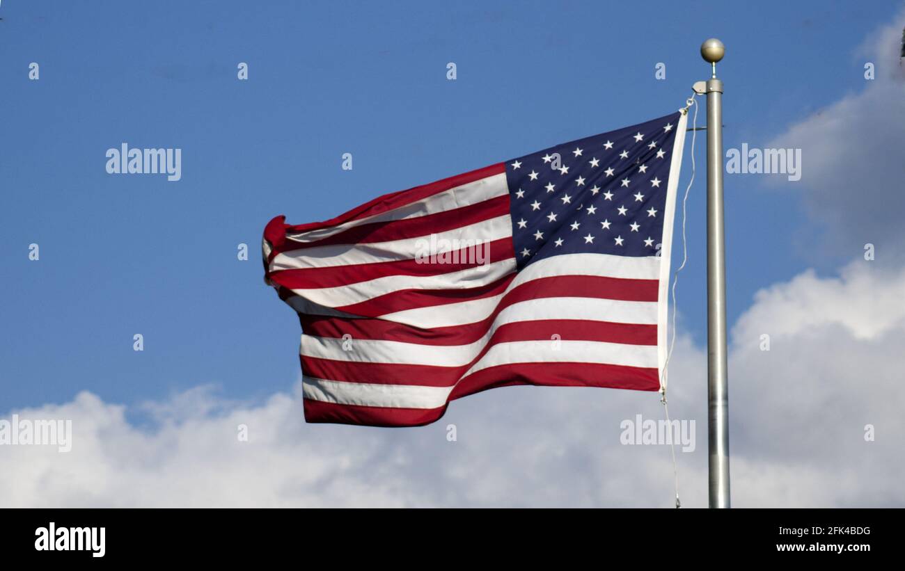 Le drapeau américain soufflant dans le vent Banque D'Images