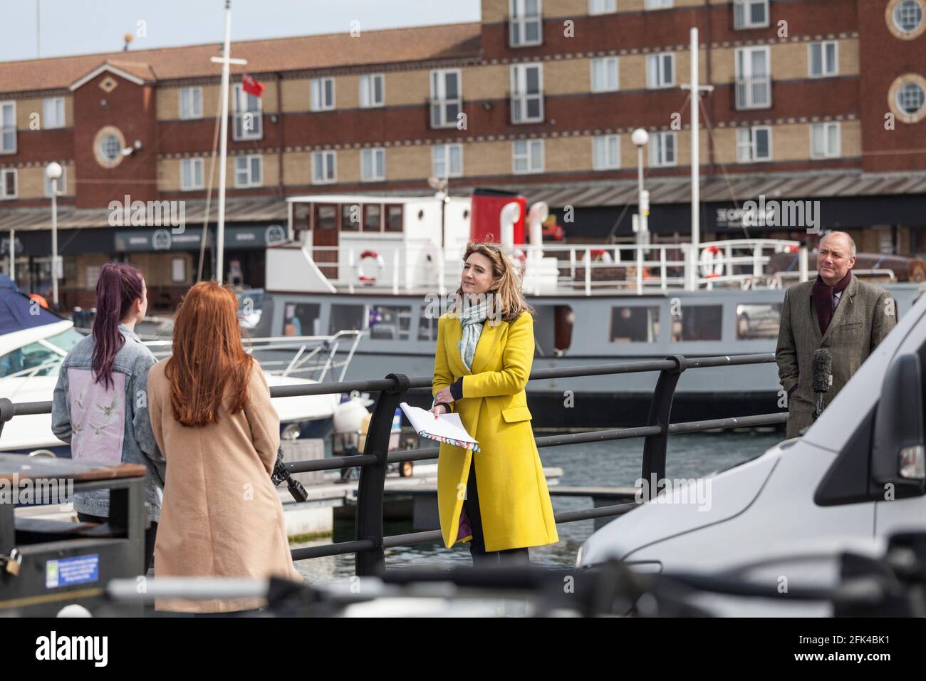 Hartlepool, Royaume-Uni. 28 avril 2021. Le présentateur de la BBC, Victoria Derbyshire, à la marina de Hartlepool, délecte aujourd'hui les opinions avant la biélection locale la semaine prochaine. David Dixon / Alay Banque D'Images