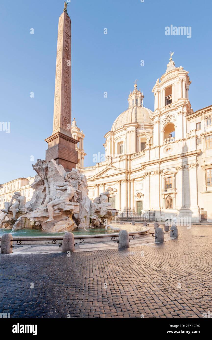 Vue du matin sur la fontaine de Fontana del Quattro Flumi Quatre rivières et église de Sant Agnese à Agon in La Piazza Navona Banque D'Images