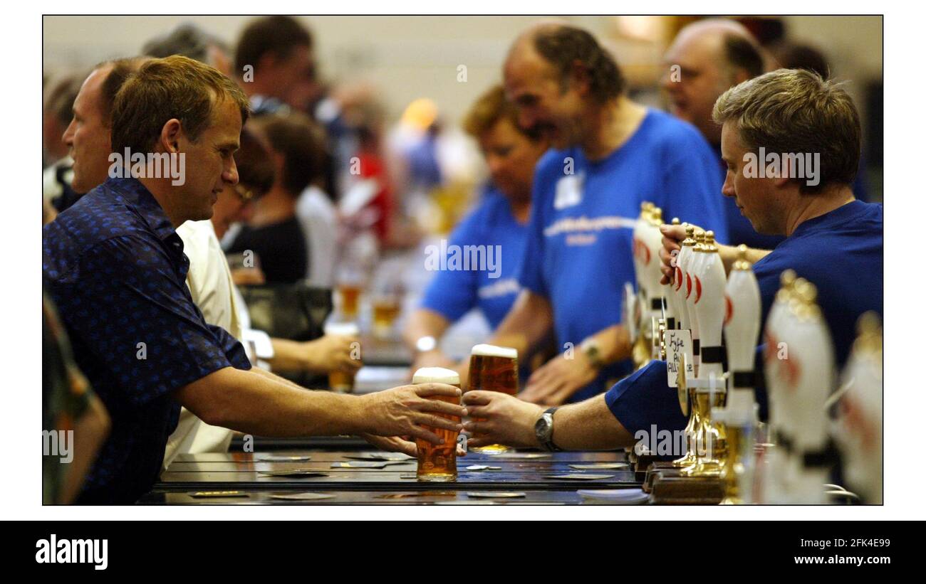 Le Great British Beer Festival 2004... A l'Olympia de Londres le 3-7 août.pic David Sandison 3/5/2004 Banque D'Images