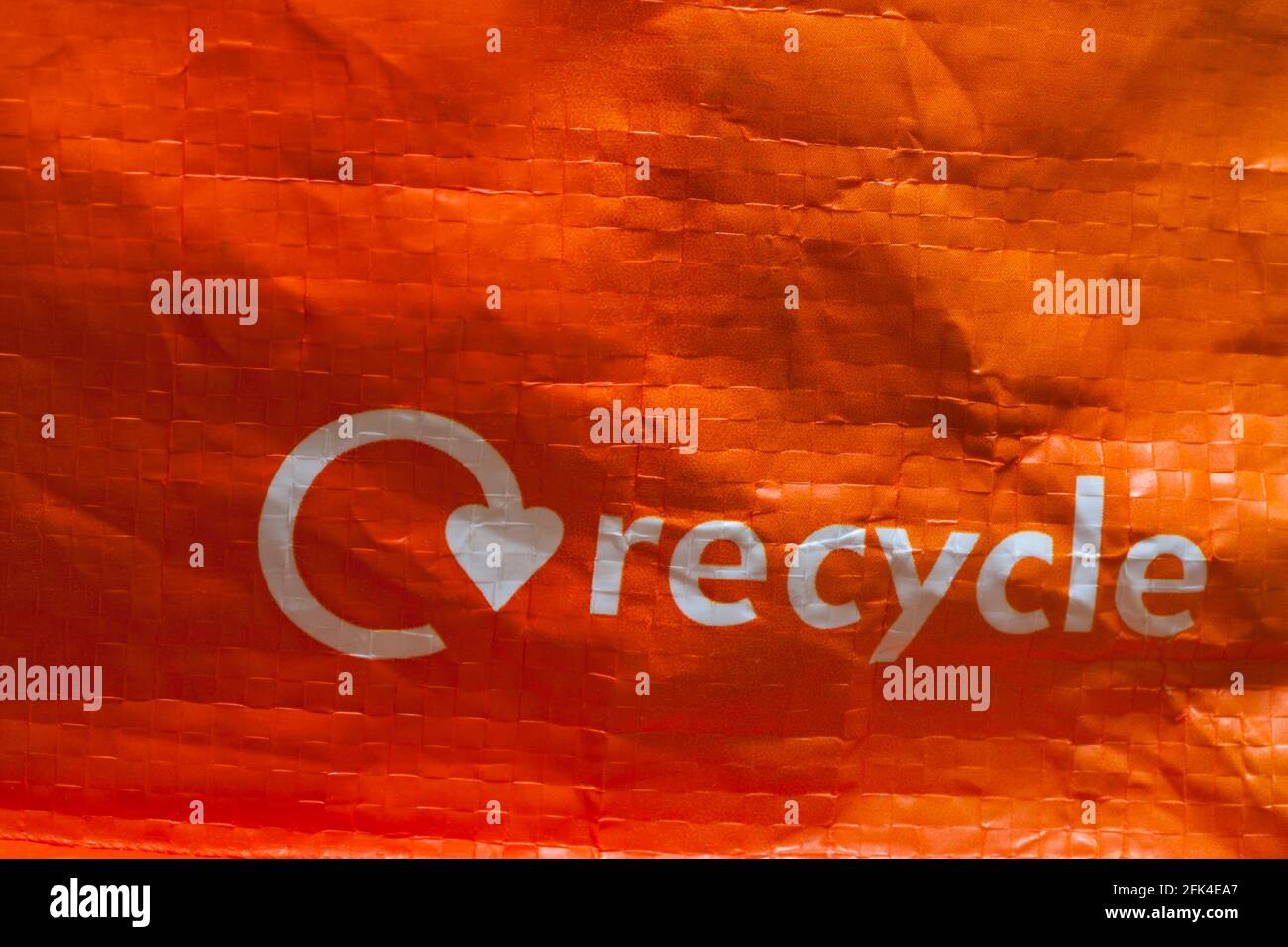 Détail du logo recycle sur le sac à provisions Sainsbury's symbole du