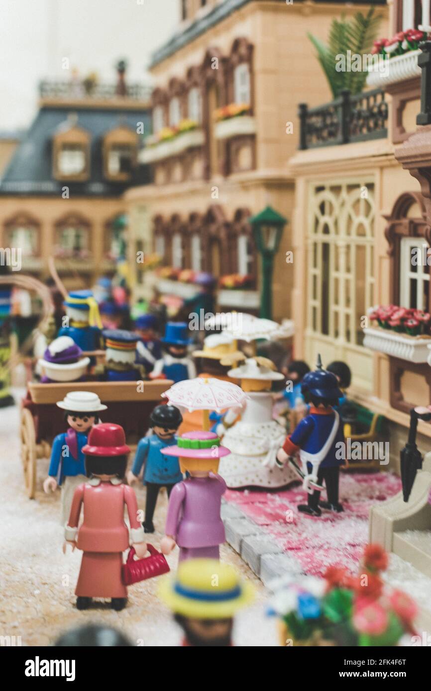 Photo verticale de diorama de la ville victorienne réalisée avec des morceaux de Lego Banque D'Images