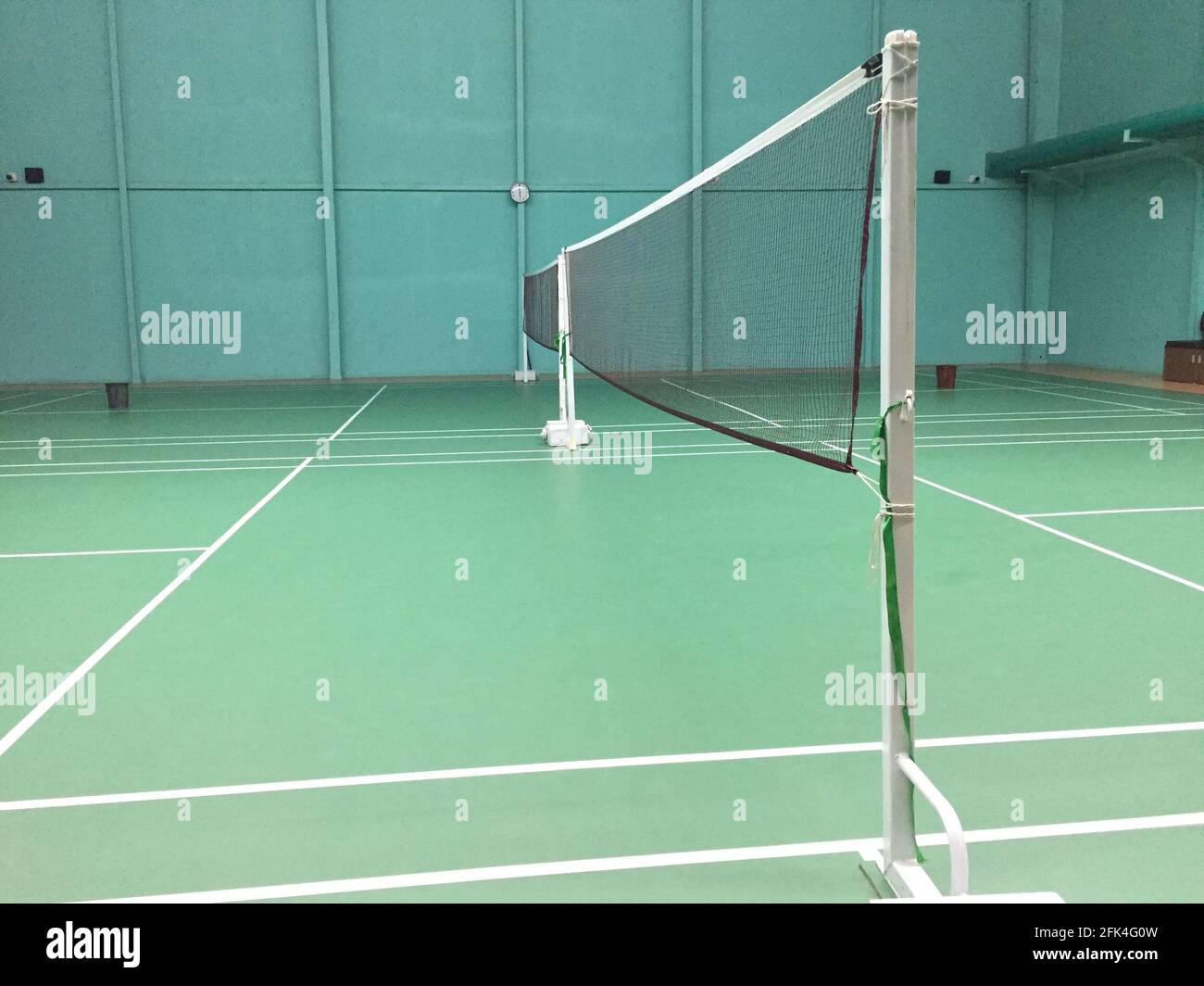 Terrain de badminton intérieur vide Photo Stock - Alamy
