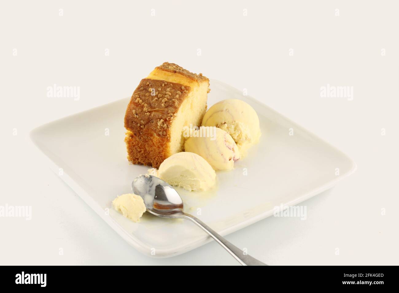 Gâteau et crème glacée isolés sur blanc avec espace de copie Banque D'Images