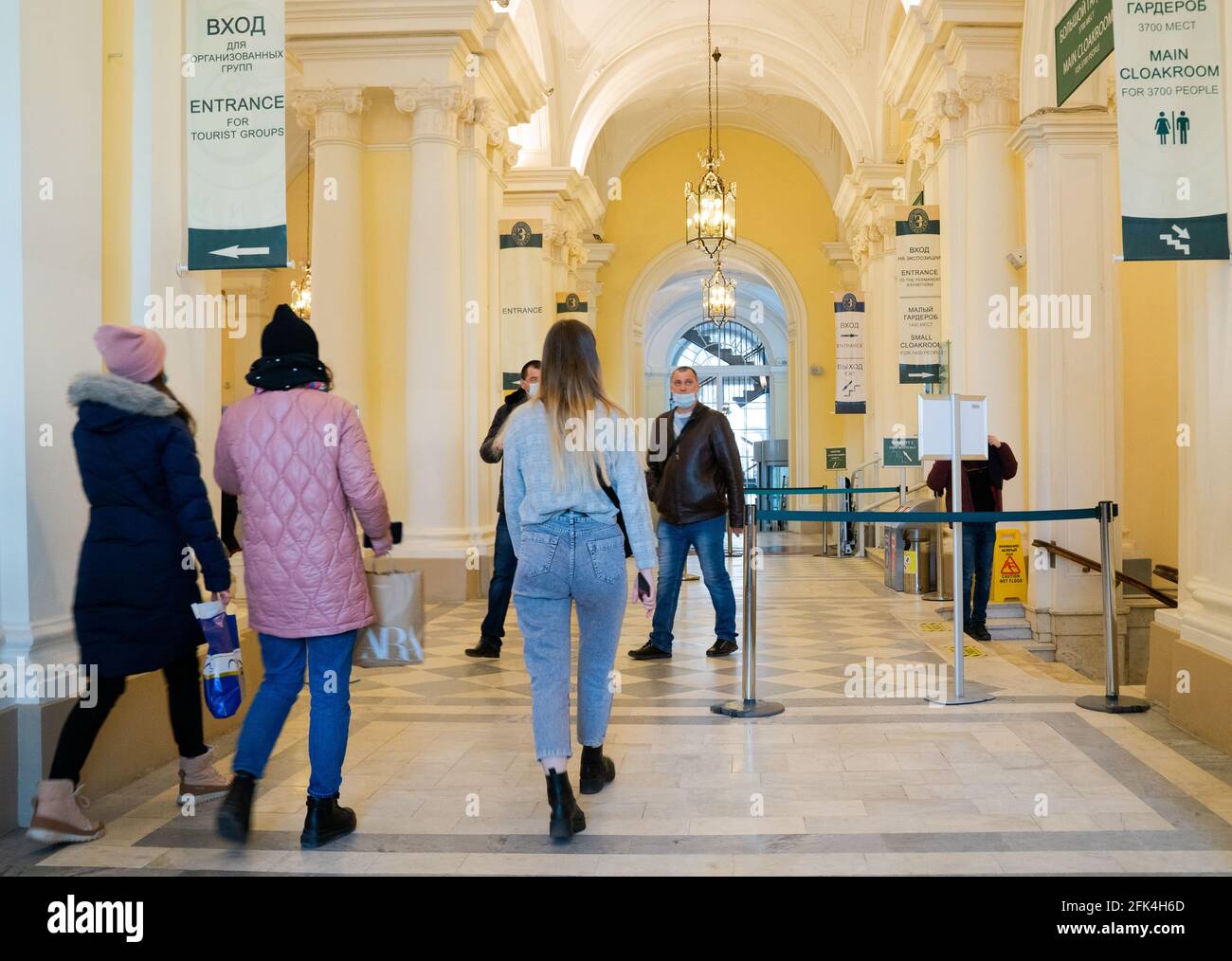 Visiteurs entrant et sortant de l'entrée hall.in le musée de l'Ermitage rouvert à Saint-Pétersbourg, en Russie Banque D'Images
