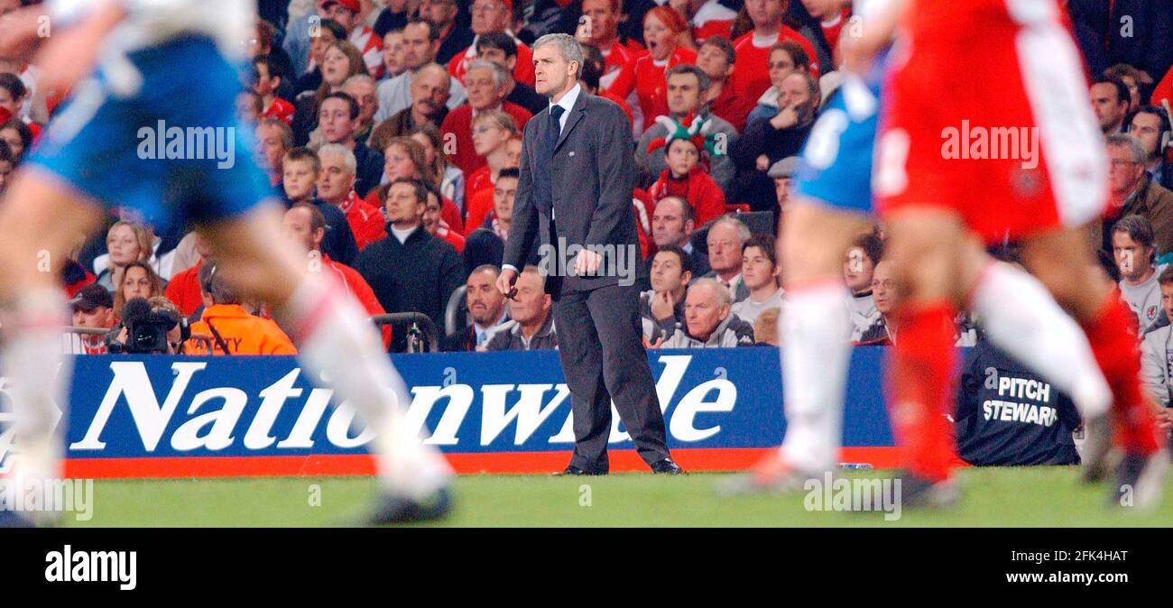 PAYS DE GALLES V RUSSIE EURO 2004 JOUER SUR LA 2ÈME JAMBE À LE MILLENNIUM STADIUM WALES MANAGER MARK HUGHES 19/11/2003 PHOTO DAVID ASHDOWN Banque D'Images