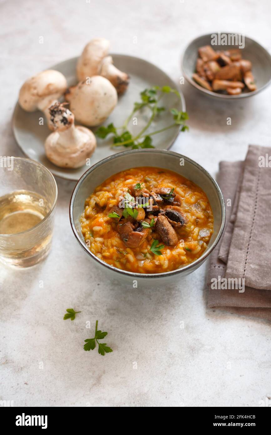 Risotto aux artichauts de champignons et à la crème de citrouille Banque D'Images