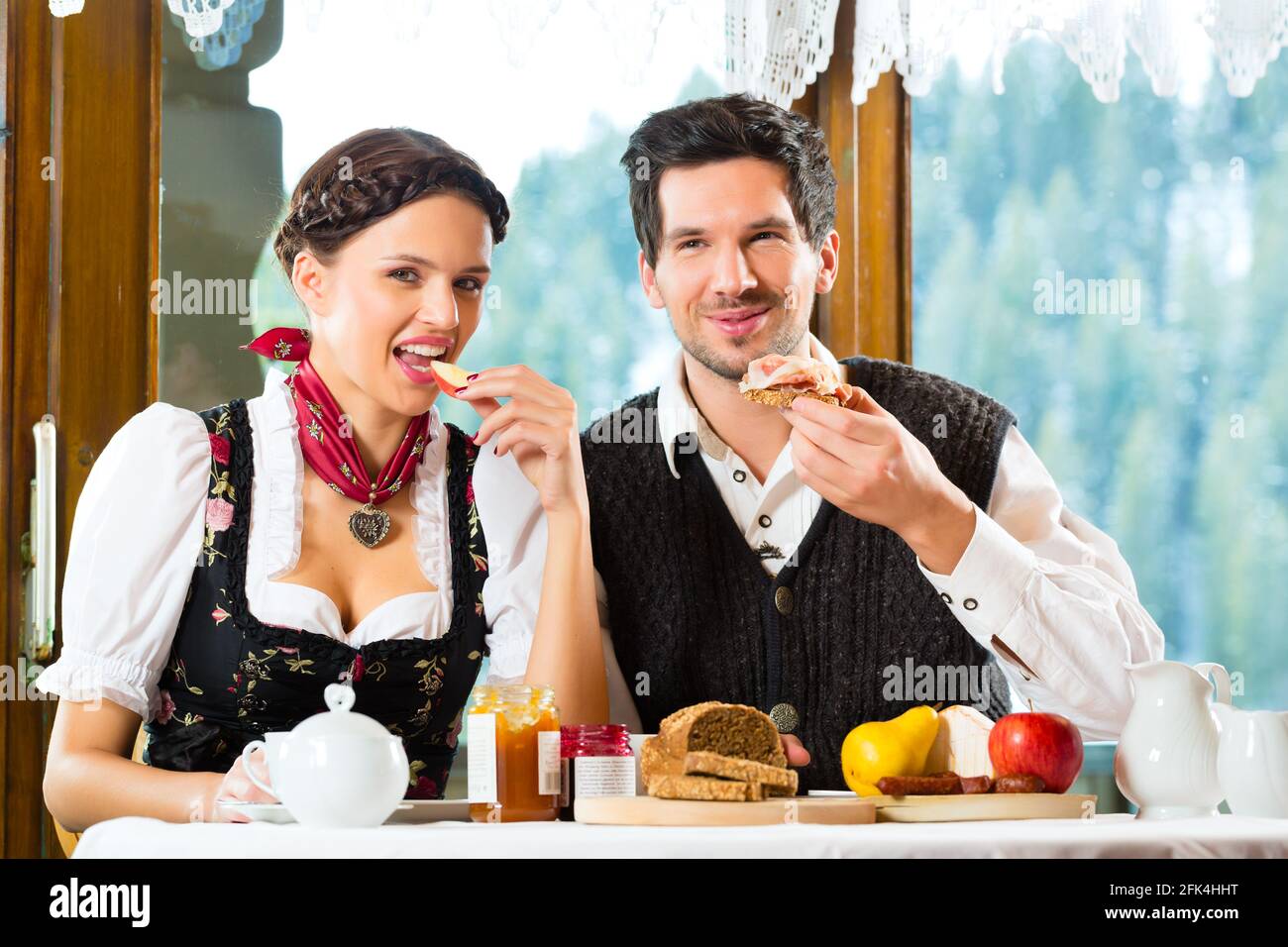 Couple dans un refuge de montagne traditionnel ayant un petit déjeuner Banque D'Images