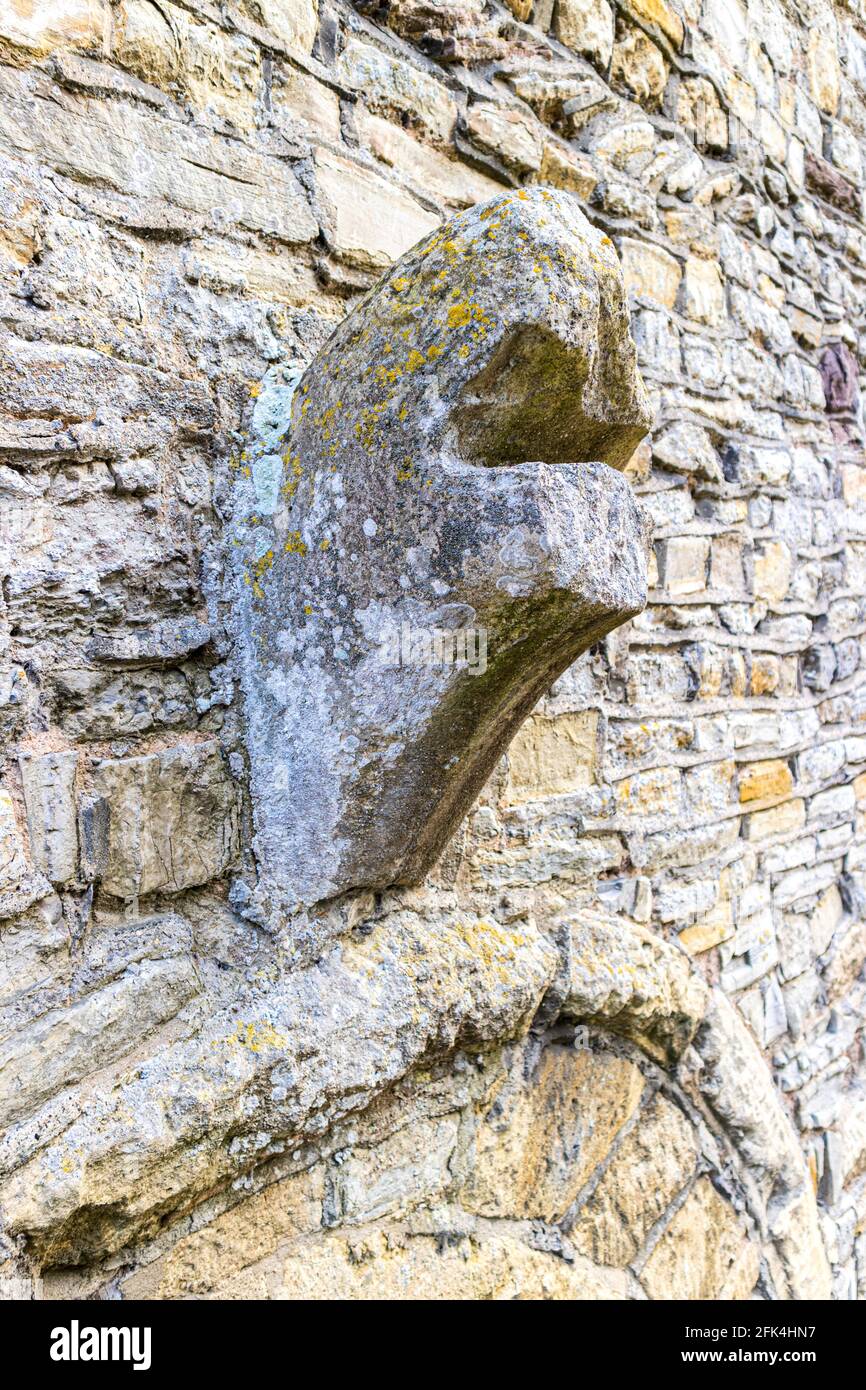 Les vestiges d'une sculpture en pierre dans la tour de l'église du Prieuré anglo-saxon de Sainte Marie datant du IXe siècle à Deerhurst, Gloucestershire U Banque D'Images