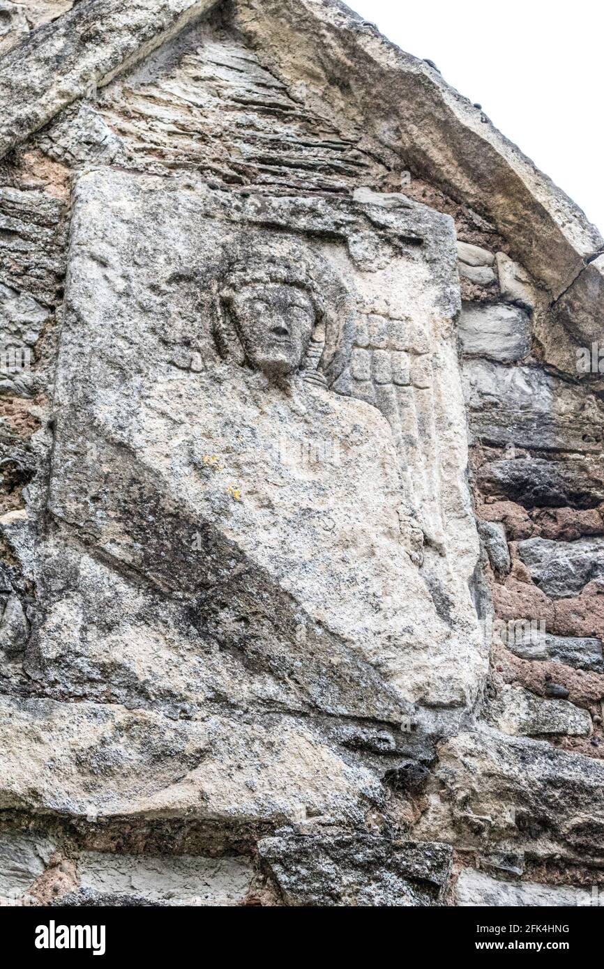 Le célèbre Ange de Deerhurst, une sculpture saxonne sur une partie de l'abside originale de l'église du Prieuré anglo-saxonne de Sainte Marie datant du IXe siècle Banque D'Images