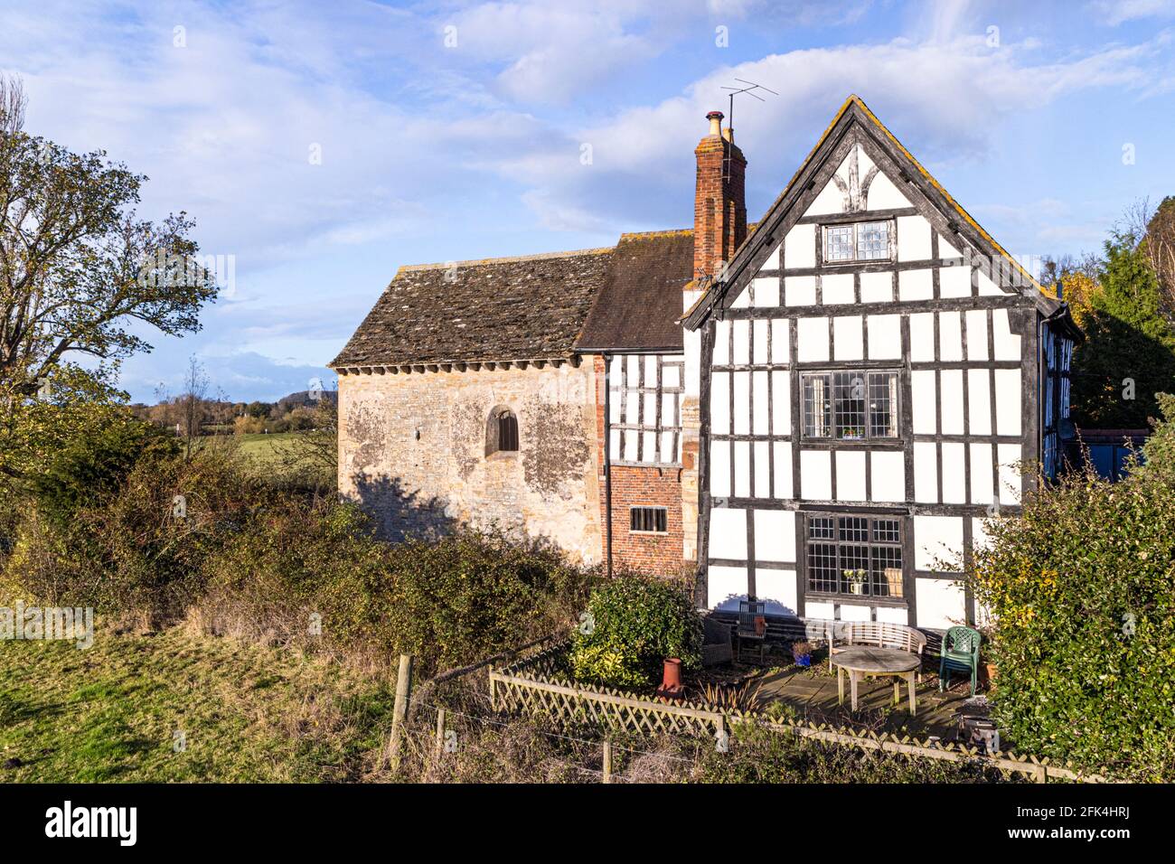 La moitié gauche de ce bâtiment est la chapelle d'Odda, l'une des églises saxonnes les plus complètes d'Angleterre, construite en 1056 par Earl Odda à Deerhurst Banque D'Images