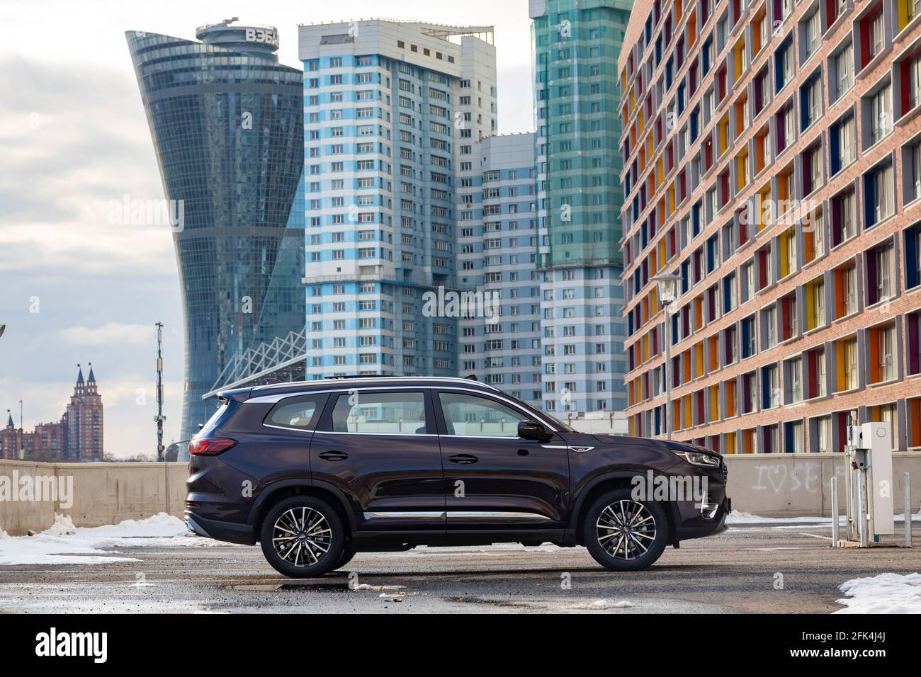 MOSCOU, RUSSIE - 18 MARS 2021 : nouvelle voiture chinoise en ville, Chery Tiggo 8 Pro, véhicule phare à sept places Banque D'Images
