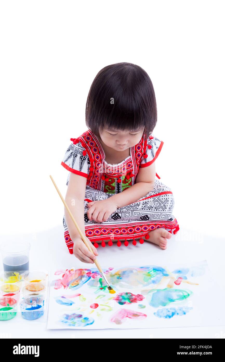 Petite fille asiatique (thai) peinture et utilisant des instruments de dessin multicolores (aquarelle peintures, pinceau), créativité apprentissage du concept d'éducation, o Banque D'Images