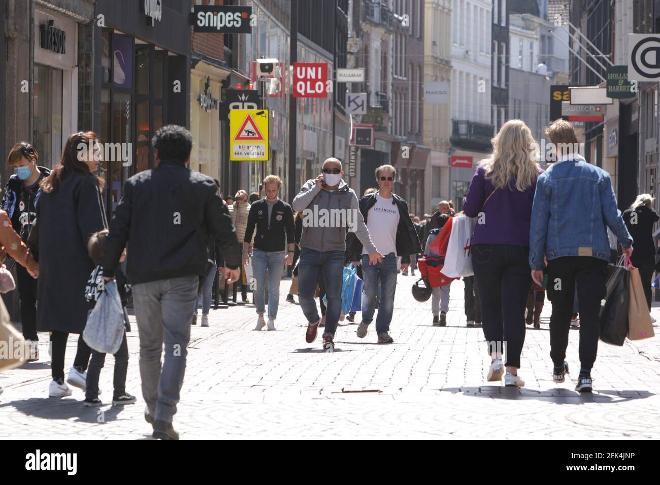 Amsterdam, pays-Bas. 28 avril 2021. Les consommateurs se promène dans la rue commerçante Kalverstraat, au centre d'Amsterdam, au milieu de la pandémie du coronavirus, le 28 avril 2021 à Amsterdam, aux pays-Bas. Le gouvernement néerlandais prend aujourd'hui un pas important pour relâcher le blocage du coronavirus, après six mois de fermeture des terrasses et des magasins rouvrent mais ferment à 6 h à travers le pays. (Photo de Paulo Amorim/Sipa USA) Credit: SIPA USA/Alay Live News Banque D'Images
